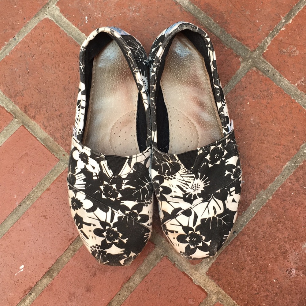 Toms in floral white and black